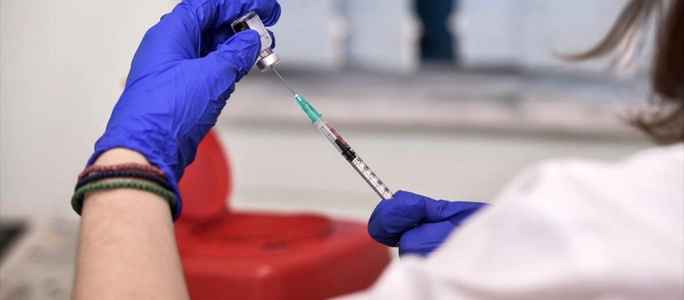 Εμβολιασμός 40-44 ετών: Δείτε πότε ξεκινούν τα ραντεβού με όλα τα εμβόλια